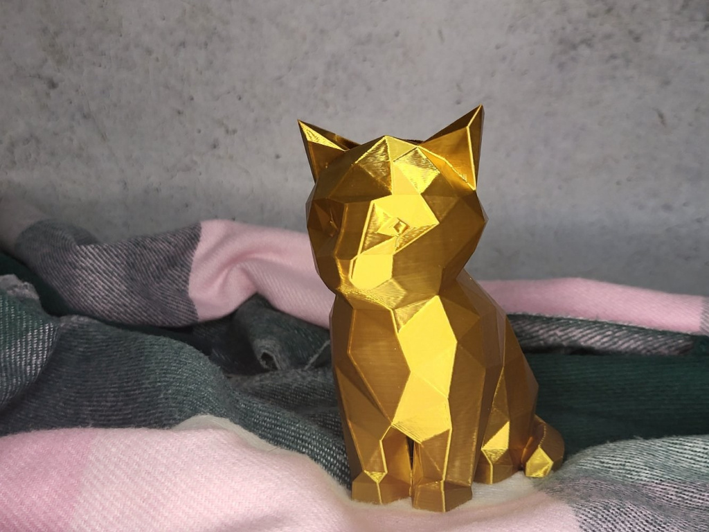 Золотистый полигональный кот. Декоративная фигурка кота с полигональной формой.