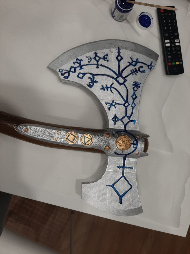 Косплей-топор God of War — детали отделки. Крупный план готового реквизита с декоративными узорами.