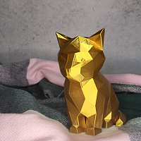 Золотистый полигональный кот. Декоративная фигурка кота с полигональной формой.