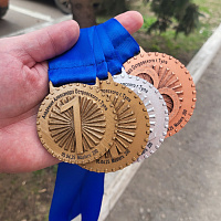 Наградные медали с рельефным рисунком на синих лентах.