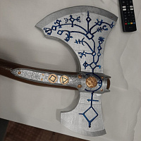 Косплей-топор God of War — детали отделки. Крупный план готового реквизита с декоративными узорами.
