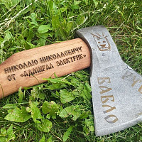 Именной топор с гравировкой на рукояти и лезвии.