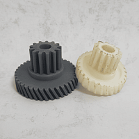 Серая и светлая двухступенчатые шестерни для сравнения.